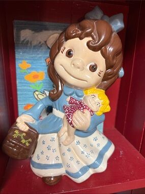 vintage ceramic figurine is likely made from an Atlantic Mold from the 1970s